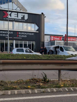 Police Investigate a Suspected Terrorist Shooting in Trappes and La Verrière - France Police officers and forensic experts conduct detailed site investigations at a bar-tabac along the N10 highway following a shooting that originated in Trappes and La Verrière. The attack left one man dead and four others injured, including a critically wounded 12-year-old girl, before the suspect was apprehended in Coignières. France s National Anti-Terrorism Prosecutor s Office (PNAT) is investigating the incident as a terrorist attack. Coignières, France, October 23, 2026. Photo by ABACAPRESS.COM Coignieres Ile-de-France France  Copyright: xABACAx