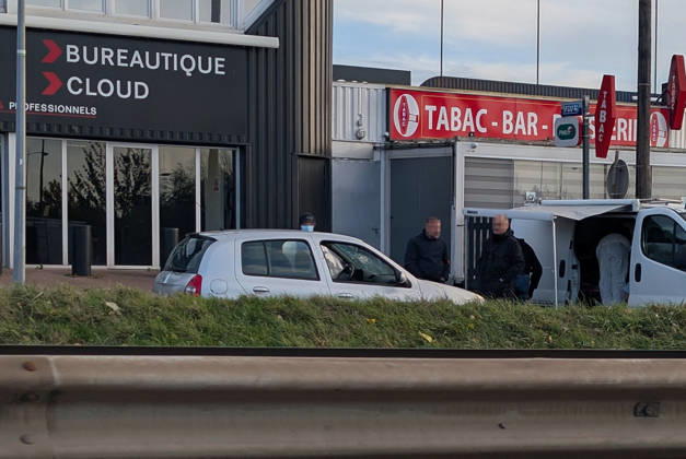 Police Investigate a Suspected Terrorist Shooting in Trappes and La Verrière - France CORRECTION CAPTION - Police officers and forensic experts examine the suspect s vehicle outside a bar-tabac along the N10 highway during detailed site investigations following a shooting that originated in Trappes and La Verrière. The attack left one man dead and four others injured, including a critically wounded 12-year-old girl, before the gunman was apprehended in Coignières. Coignières, France, October 23, 2026. Photo by ABACAPRESS.COM Coignieres Ile-de-France France  Copyright: xABACAx