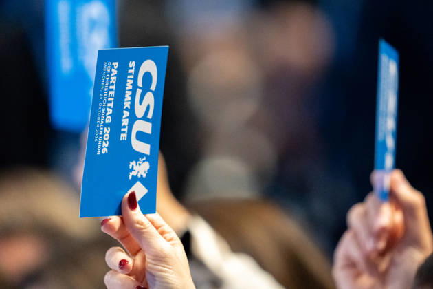 Parteitag 2026 der Partei CSU (Christlich-Soziale-Union) in der Messe München. Eine Hand hält eine Stimmkarte zur Abstimmung in die Luft