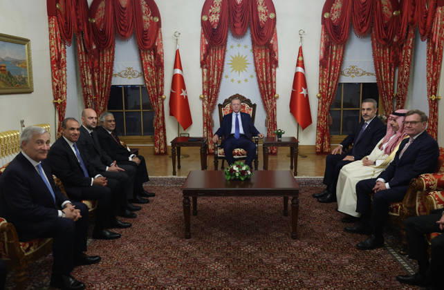 Turkish President Recep Tayyip Erdogan in Istanbul ISTANBUL, TURKIYE - OCTOBER 23: (----EDITORIAL USE ONLY - MANDATORY CREDIT - TURKISH PRESIDENCY MURAT KULA HANDOUT - NO MARKETING NO ADVERTISING CAMPAIGNS - DISTRIBUTED AS A SERVICE TO CLIENTS----) Turkish President Recep Tayyip Erdogan (C) receives foreign ministers visiting Turkiye for the R4+E3 Foreign Ministers Meetings, bringing together the R4 countries (Turkiye, Egypt, Pakistan and Saudi Arabia), the E3 countries (the United Kingdom, Germany and France), and Italy, in Istanbul, Turkiye, on October 23, 2026. Turkish Foreign Minister Hakan Fidan (3rd R), German Foreign Minister Johann Wadephul (R), French Foreign Minister Jean-Noel Barrot (3rd L), Italian Deputy Prime Minister a Copyright: x2026xAnadoluxTurkishxPresidencyx xMuratxKulax xHandoutx