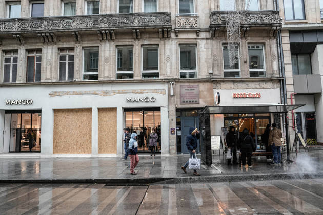 Shopfronts boarded up in Nancy ahead of planned protests NANCY, FRANCE - OCTOBER 23: Workers install protective wooden boards and plywood panels over shopfronts and commercial venues across downtown Nancy, France, on October 23, 2026. Local business owners and municipal authorities reinforced physical security measures ahead of large-scale public demonstrations planned for October 24, seeking to prevent vandalism and structural damage along major commercial corridors. Muhammed Said Tako Anadolu Nancy France. Editorial use only. Please get in touch for any other usage.  Copyright: x2026xAnadoluxMuhammedxSaidxTakox