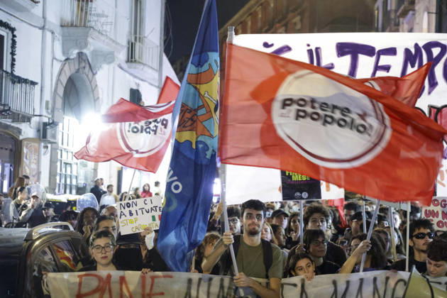 Protesters Clash with Police in Naples Students, trade union members and activists from Potere al Popolo take part in a demonstration against the rising cost of living in Piazza Municipio. Clashes between demonstrators and police break out during the protest. ABP18110 Copyright: xAntonioxBalascox