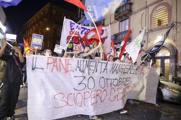 Protesters Clash with Police in Naples Students, trade union members and activists from Potere al Popolo take part in a demonstration against the rising cost of living in Piazza Municipio. Clashes between demonstrators and police break out during the protest. ABP17923 Copyright: xAntonioxBalascox