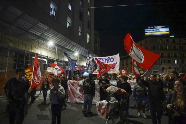 Protesters Clash with Police in Naples Students, trade union members and activists from Potere al Popolo take part in a demonstration against the rising cost of living in Piazza Municipio. Clashes between demonstrators and police break out during the protest. ABP18366 Copyright: xAntonioxBalascox