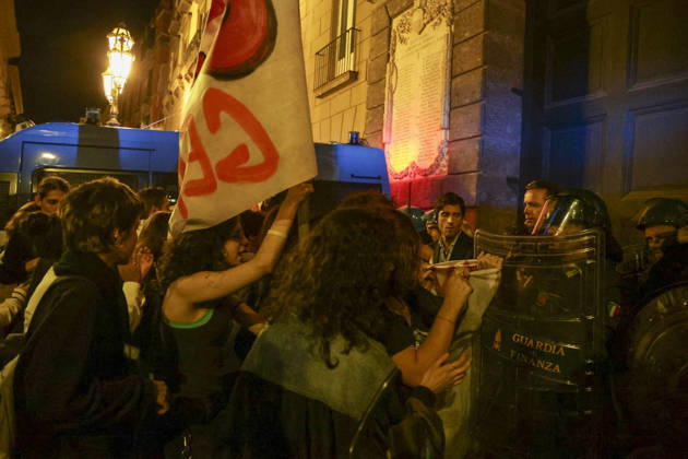 Protesters Clash with Police in Naples Students, trade union members and activists from Potere al Popolo take part in a demonstration against the rising cost of living in Piazza Municipio. Clashes between demonstrators and police break out during the protest. ABP18549 Copyright: xAntonioxBalascox