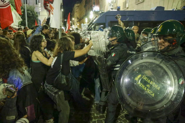 Protesters Clash with Police in Naples Students, trade union members and activists from Potere al Popolo take part in a demonstration against the rising cost of living in Piazza Municipio. Clashes between demonstrators and police break out during the protest. ABP18677 Copyright: xAntonioxBalascox