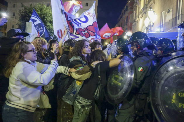 Protesters Clash with Police in Naples Students, trade union members and activists from Potere al Popolo take part in a demonstration against the rising cost of living in Piazza Municipio. Clashes between demonstrators and police break out during the protest. ABP18746 Copyright: xAntonioxBalascox