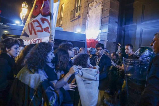 Protesters Clash with Police in Naples Students, trade union members and activists from Potere al Popolo take part in a demonstration against the rising cost of living in Piazza Municipio. Clashes between demonstrators and police break out during the protest. ABP18538 Copyright: xAntonioxBalascox