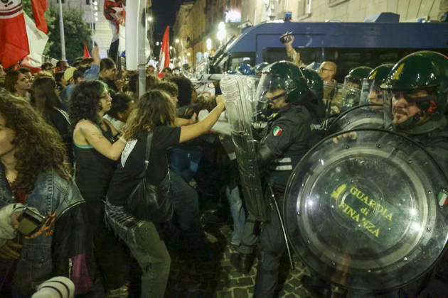 Protesters Clash with Police in Naples Students, trade union members and activists from Potere al Popolo take part in a demonstration against the rising cost of living in Piazza Municipio. Clashes between demonstrators and police break out during the protest. ABP18678 Copyright: xAntonioxBalascox