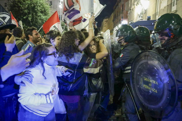 Protesters Clash with Police in Naples Students, trade union members and activists from Potere al Popolo take part in a demonstration against the rising cost of living in Piazza Municipio. Clashes between demonstrators and police break out during the protest. ABP18709 Copyright: xAntonioxBalascox