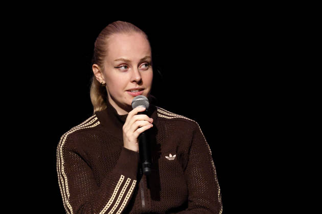 Schriftstellerin Clara Lösel bei ihrem Auftritt bei Ich dachte, sowas fühl nur ich - Die Previewshow zum neuen Buch im Theater am Tanzbrunnen. Köln, 23.10.2026 NRW Deutschland Copyright: xChristophxHardtx