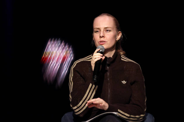Schriftstellerin Clara Lösel bei ihrem Auftritt bei Ich dachte, sowas fühl nur ich - Die Previewshow zum neuen Buch im Theater am Tanzbrunnen. Köln, 23.10.2026 NRW Deutschland Copyright: xChristophxHardtx