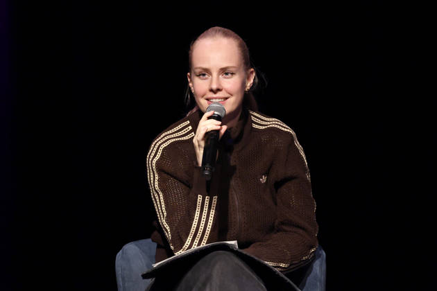 Schriftstellerin Clara Lösel bei ihrem Auftritt bei Ich dachte, sowas fühl nur ich - Die Previewshow zum neuen Buch im Theater am Tanzbrunnen. Köln, 23.10.2026 NRW Deutschland Copyright: xChristophxHardtx