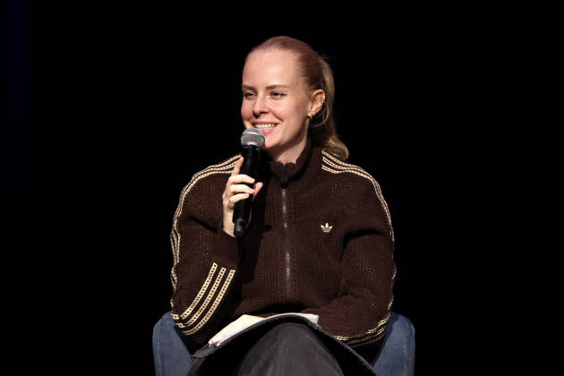 Schriftstellerin Clara Lösel bei ihrem Auftritt bei Ich dachte, sowas fühl nur ich - Die Previewshow zum neuen Buch im Theater am Tanzbrunnen. Köln, 23.10.2026 NRW Deutschland Copyright: xChristophxHardtx