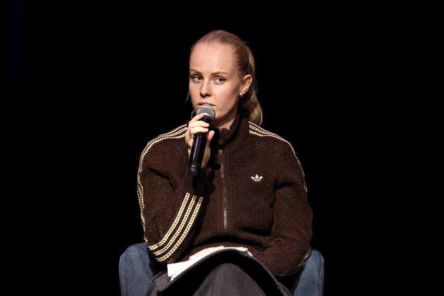 Schriftstellerin Clara Lösel bei ihrem Auftritt bei Ich dachte, sowas fühl nur ich - Die Previewshow zum neuen Buch im Theater am Tanzbrunnen. Köln, 23.10.2026 NRW Deutschland Copyright: xChristophxHardtx