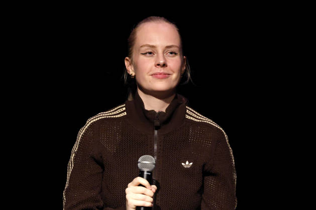 Schriftstellerin Clara Lösel bei ihrem Auftritt bei Ich dachte, sowas fühl nur ich - Die Previewshow zum neuen Buch im Theater am Tanzbrunnen. Köln, 23.10.2026 NRW Deutschland Copyright: xChristophxHardtx