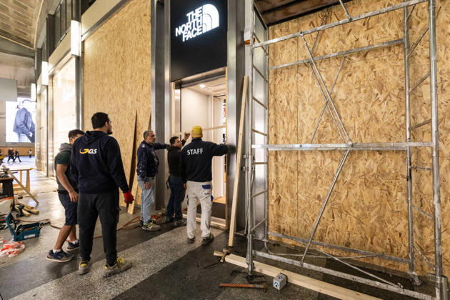 Shops in Milan board up windows ahead of cost-of-living protest MILAN, ITALY - OCTOBER 23: On the eve of an unauthorized demonstration against the high cost of living, some shop windows are being covered with wooden panels for protection in Milan, Italy, on October 23, 2026. This measure follows the destruction and looting that took place in Milan the previous weekend during similar protests against the high cost of living. Andrea Carrubba Anadolu Milan Italy. Editorial use only. Please get in touch for any other usage.  Copyright: x2026xAnadoluxAndreaxCarrubbax