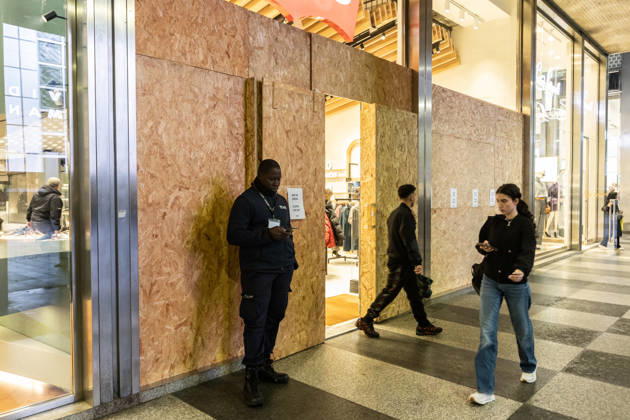 Shops in Milan board up windows ahead of cost-of-living protest MILAN, ITALY - OCTOBER 23: On the eve of an unauthorized demonstration against the high cost of living, some shop windows are being covered with wooden panels for protection in Milan, Italy, on October 23, 2026. This measure follows the destruction and looting that took place in Milan the previous weekend during similar protests against the high cost of living. Andrea Carrubba Anadolu Milan Italy. Editorial use only. Please get in touch for any other usage.  Copyright: x2026xAnadoluxAndreaxCarrubbax
