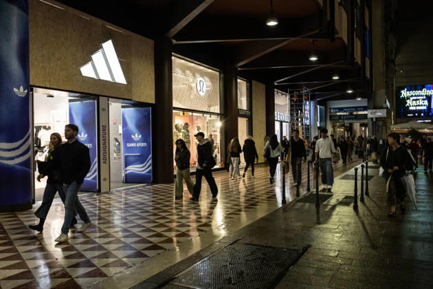 Shops in Milan board up windows ahead of cost-of-living protest MILAN, ITALY – OCTOBER 23: On the eve of an unauthorized demonstration against the high cost of living, some shop windows are being covered with wooden panels for protection in Milan, Italy, on October 23, 2026. This measure follows the destruction and looting that took place in Milan the previous weekend during similar protests against the high cost of living. Andrea Carrubba Anadolu Milan Italy. Editorial use only. Please get in touch for any other usage.  Copyright: x2026xAnadoluxAndreaxCarrubbax