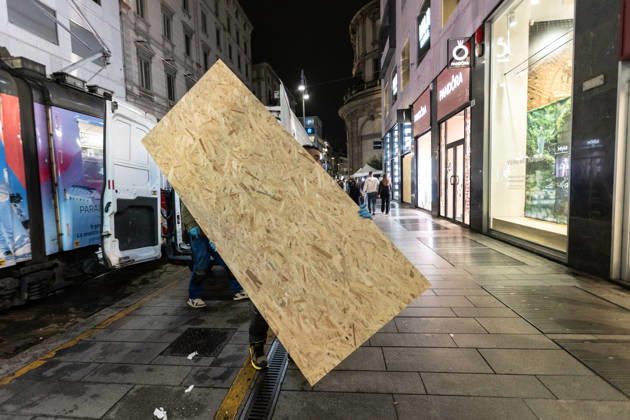 Shops in Milan board up windows ahead of cost-of-living protest MILAN, ITALY – OCTOBER 23: On the eve of an unauthorized demonstration against the high cost of living, some shop windows are being covered with wooden panels for protection in Milan, Italy, on October 23, 2026. This measure follows the destruction and looting that took place in Milan the previous weekend during similar protests against the high cost of living. Andrea Carrubba Anadolu Milan Italy. Editorial use only. Please get in touch for any other usage.  Copyright: x2026xAnadoluxAndreaxCarrubbax