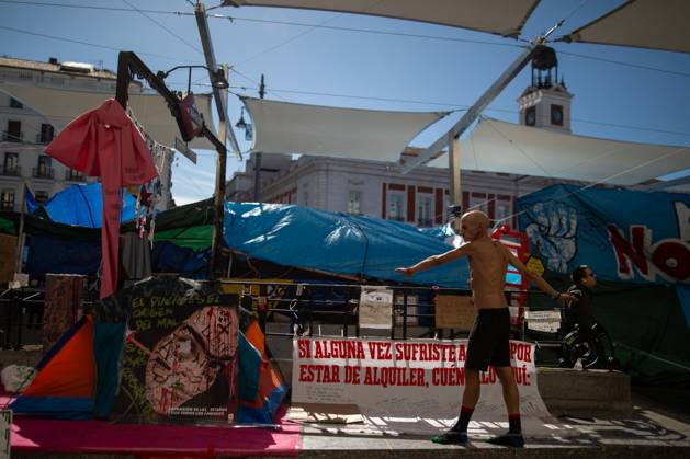 October 23, 2026, Madrid, Spain: A man performs a piece in front of tents set up at Puerta del Sol..Tents remain set up by housing rights activists, who organized the occupation of the square in response to the eviction of MaricarmenÃ¢â‚¬a woman in her eightiesÃ¢â‚¬from her home, carried out by a real estate investment fund. Madrid Spain  - ZUMAs197 20261023_aaa_s197_150 Copyright: xDavidxCanalesx