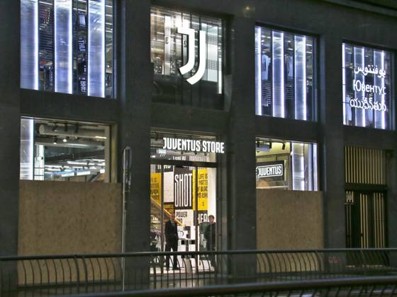 IPA90088238 - Boutiques are putting plywood panels over their storefront windows for fear of further looting  Copyright: xPaoloxDellaxBellax xPAOLOxDELLAxBELLAx IPA90088238