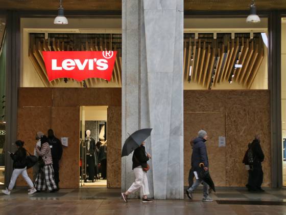 IPA90088233 - Boutiques are putting plywood panels over their storefront windows for fear of further looting  Copyright: xPaoloxDellaxBellax xPAOLOxDELLAxBELLAx IPA90088233
