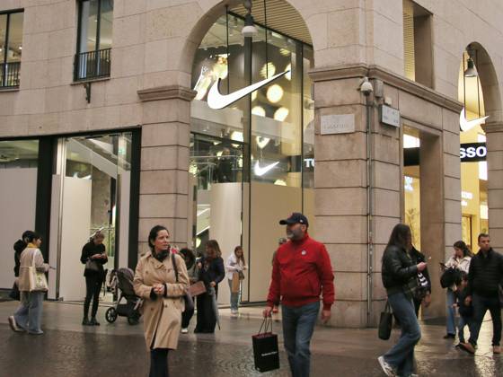 IPA90088235 - Boutiques are putting plywood panels over their storefront windows for fear of further looting  Copyright: xPaoloxDellaxBellax xPAOLOxDELLAxBELLAx IPA90088235