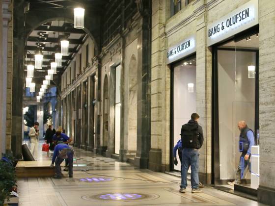 IPA90088237 - Boutiques are putting plywood panels over their storefront windows for fear of further looting  Copyright: xPaoloxDellaxBellax xPAOLOxDELLAxBELLAx IPA90088237
