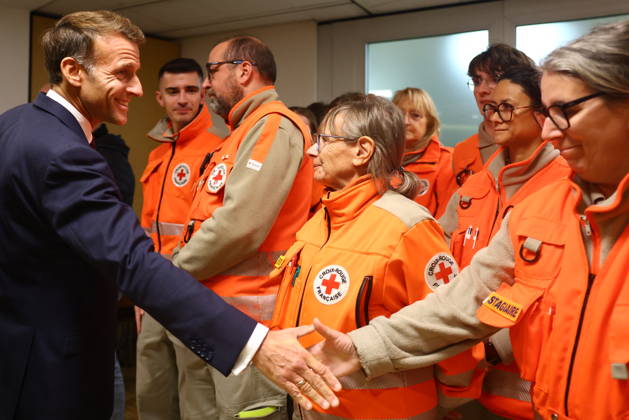 French President Macron in Trappes After Deadly Shooting - France French President Emmanuel Macron meets rescue forces at the town hall after a drive-by shooting during which a person was killed and at least four others were wounded including a 12-year-old girl, in Trappes, in the Yvelines department, near Paris, France, October 23, 2026. Photo by Hannah McKay Pool ABACAPRESS.COM Trappes France  Copyright: xMcKayxHannah Pool ABACAx