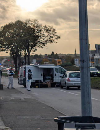Police Investigate a Suspected Terrorist Shooting in Trappes and La Verrière - France Police officers and forensic experts examine the suspect s vehicle outside a bar-tabac along the N10 highway during detailed site investigations following a shooting that originated in Trappes and La Verrière. The attack left one man dead and four others injured, including a critically wounded 12-year-old girl, before the gunman was apprehended in Coignières. Coignières, France, October 23, 2026. Photo by ABACAPRESS.COM Coignieres Ile-de-France France  Copyright: xABACAx