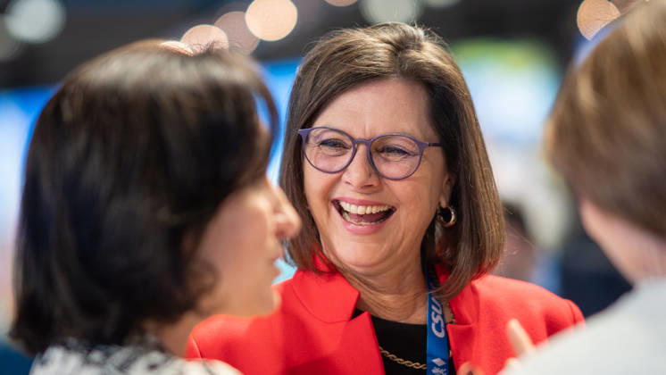 Ilse Aigner, Präsidentin des Bayerischen Landtags (im roten Oberteil), im Gespräch mit Dorothee Doro Bär;Parteitag der CSU in München, München Bayern Deutschland Messegelände München