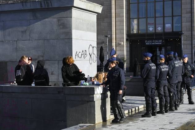 Extreme Left And Citizen Activists Protest 24 10 2026 BRUSSELS, BELGIUM - OCTOBER 24 : Police and demonstrators pictured during illegal demonstration the centre of Brussels against budget measures on October 24, 2026 in Brussels, Belgium, 24 10 2026 Brussels Belgium  Copyright: xPhilipxReynaersx