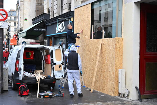 Shops Are Boarding up Their Windows Ahead of The Demonstration - Paris Shops are boarding up their windows ahead of the demonstration this Saturday, October 24, in Paris, France. Following the vandalism and looting that took place last weekend on the fringes of the demonstration, shopkeepers are taking steps to protect themselves from the upcoming demonstration. Photo by Eliot Blondet ABACAPRESS.COM Paris France  Copyright: xBlondetxEliot ABACAx