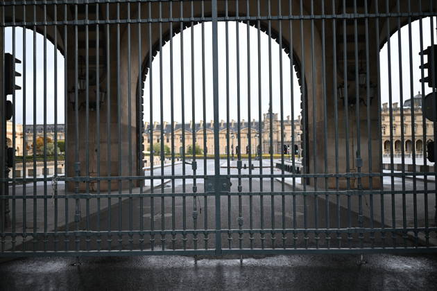 Louvre Museum Closed Ahead of The Day of Protests - Paris The Louvre Museum has closed its doors in anticipation of possible further unrest on the fringes of the day of protest this Saturday, October 24, 2026, in Paris, France. Several major Parisian museums have announced that they will be closing either fully or partially following the various incidents of violence that occurred last weekend during the protest. Photo by Eliot Blondet ABACAPRESS.COM Paris France  Copyright: xBlondetxEliot ABACAx