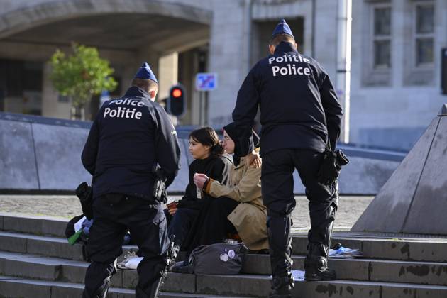 Extreme Left And Citizen Activists Protest 24 10 2026 BRUSSELS, BELGIUM - OCTOBER 24 : Police and demonstrators pictured during illegal demonstration the centre of Brussels against budget measures on October 24, 2026 in Brussels, Belgium, 24 10 2026 Brussels Belgium  Copyright: xPhilipxReynaersx