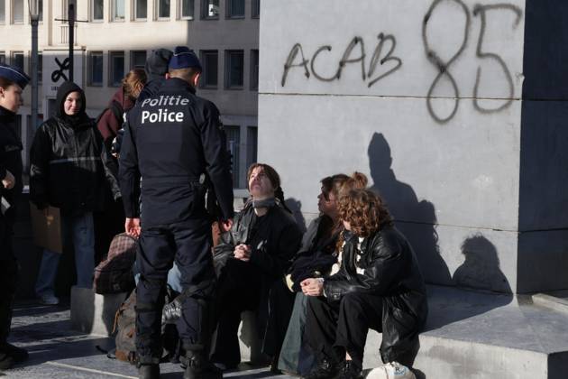 This image shows police controling peoples after a call for protests in Brussels for purchasing power, healthcare, and education, on Saturday 24 October 2026.  NICOLASxMAETERLINCK 190841132