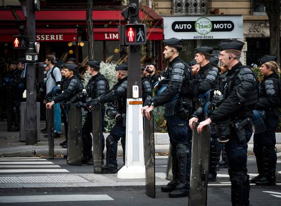 HIGH SCHOOL STUDENTS PROTEST IN PARIS PHOTOPQR JOURNAL DU CENTRE Simon Dubos October 24, 2026 High school and college students protest in Paris, October 22, 2026 Gendarmerie illustration Another day of protests this Saturday, and amid fears of renewed violence and looting, restrictions on freedom of movement and assembly have multiplied, drawing sharp criticism from civil liberties groups in France  Copyright: xPHOTOPQR JOURNALxDUxCENTRE MAXPPxsimonxxdubosx 20261024JDC6182 20261024JDC6182