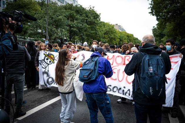 HIGH SCHOOL STUDENTS PROTEST IN PARIS PHOTOPQR JOURNAL DU CENTRE Simon Dubos October 24, 2026 High school and college students protest in Paris, October 22, 2026 Illustration: One Piece Another day of protests this Saturday, and amid fears of renewed violence and looting, restrictions on freedom of movement and assembly have multiplied, drawing sharp criticism from civil liberties groups in France  Copyright: xPHOTOPQR JOURNALxDUxCENTRE MAXPPxsimonxxdubosx 20261024JDC6190 20261024JDC6190