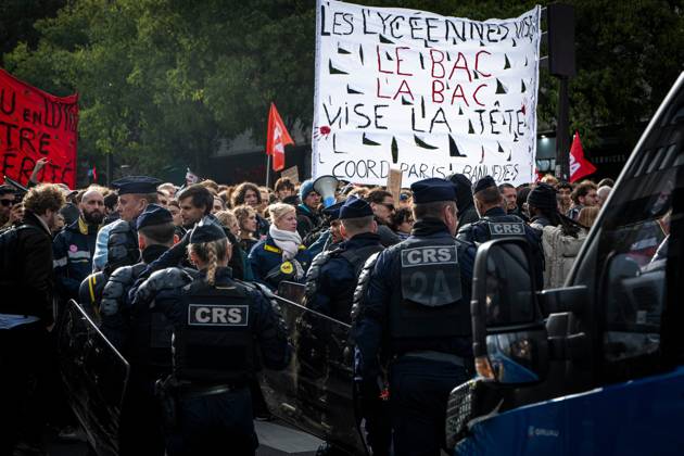 HIGH SCHOOL STUDENTS PROTEST IN PARIS PHOTOPQR JOURNAL DU CENTRE Simon Dubos October 24, 2026 High school and college students protest in Paris on October 22; gendarmerie illustration Another day of protests this Saturday, and amid fears of renewed violence and looting, restrictions on freedom of movement and assembly have multiplied, drawing sharp criticism from civil liberties groups in France  Copyright: xPHOTOPQR JOURNALxDUxCENTRE MAXPPxsimonxxdubosx 20261024JDC6181 20261024JDC6181
