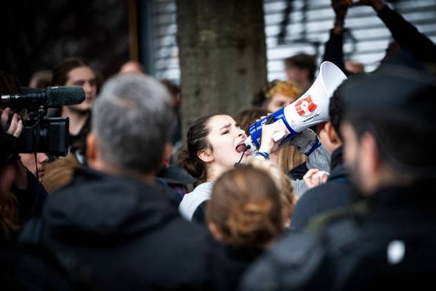 HIGH SCHOOL STUDENTS PROTEST IN PARIS PHOTOPQR JOURNAL DU CENTRE Simon Dubos October 24, 2026 High school and college students protest in Paris, October 22, 2026 Gendarmerie Illustration by Clère Another day of protests this Saturday, and amid fears of renewed violence and looting, restrictions on freedom of movement and assembly have multiplied, drawing sharp criticism from civil liberties groups in France  Copyright: xPHOTOPQR JOURNALxDUxCENTRE MAXPPxsimonxxdubosx 20261024JDC6186 20261024JDC6186