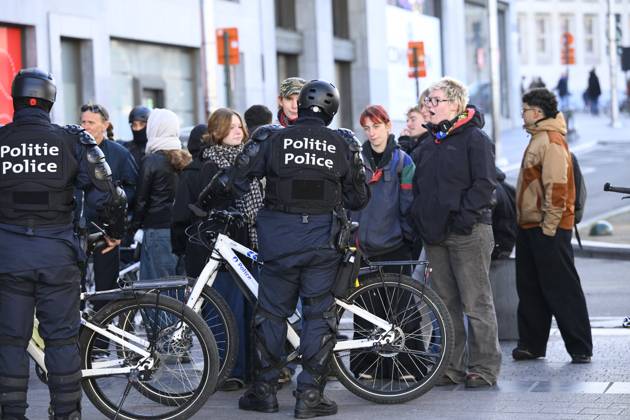 Extreme Left And Citizen Activists Protest 24 10 2026 BRUSSELS, BELGIUM - OCTOBER 24 : Police and demonstrators pictured during illegal demonstration the centre of Brussels against budget measures on October 24, 2026 in Brussels, Belgium, 24 10 2026 Brussels Belgium  Copyright: xPhilipxReynaersx