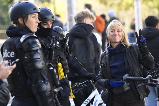 Extreme Left And Citizen Activists Protest 24 10 2026 BRUSSELS, BELGIUM - OCTOBER 24 : Police and demonstrators pictured during illegal demonstration the centre of Brussels against budget measures on October 24, 2026 in Brussels, Belgium, 24 10 2026 Brussels Belgium  Copyright: xPhilipxReynaersx