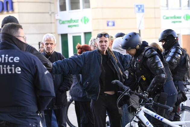 Extreme Left And Citizen Activists Protest 24 10 2026 BRUSSELS, BELGIUM - OCTOBER 24 : Police and demonstrators pictured during illegal demonstration the centre of Brussels against budget measures on October 24, 2026 in Brussels, Belgium, 24 10 2026 Brussels Belgium  Copyright: xPhilipxReynaersx