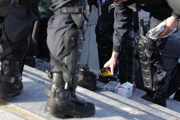 This image shows police controling peoples after a call for protests in Brussels for purchasing power, healthcare, and education, on Saturday 24 October 2026.  NICOLASxMAETERLINCK 190846218