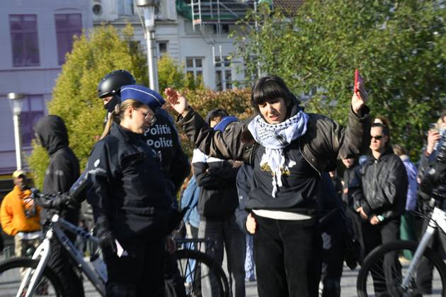 Extreme Left And Citizen Activists Protest 24 10 2026 BRUSSELS, BELGIUM - OCTOBER 24 : Police and demonstrators pictured during illegal demonstration the centre of Brussels against budget measures on October 24, 2026 in Brussels, Belgium, 24 10 2026 Brussels Belgium  Copyright: xPhilipxReynaersx