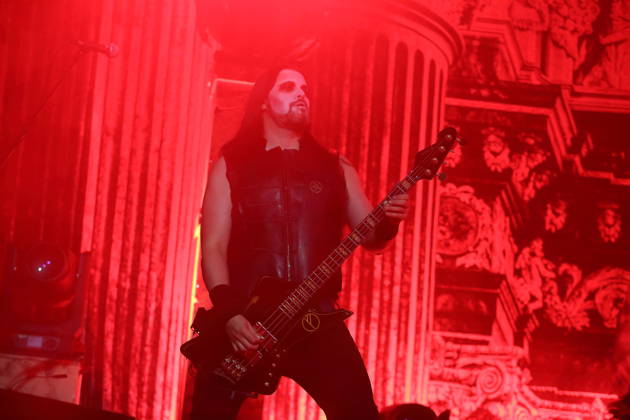 Victor Brandt von der Band Dimmu Borgir bei einem Konzert in der Columbiahalle in Berlin, 23. Oktober 2026. Behemoth & Dimmu Borgir Konzert Berlin
