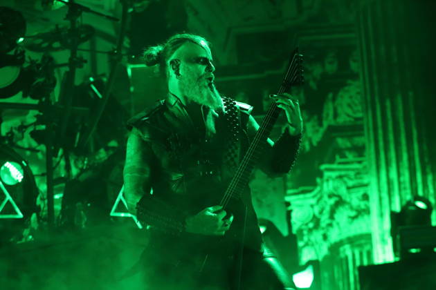 Kjell Age Damage Karlsen von der Band Dimmu Borgir bei einem Konzert in der Columbiahalle in Berlin, 23. Oktober 2026. Behemoth & Dimmu Borgir Konzert Berlin