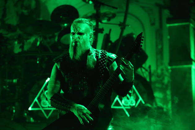 Kjell Age Damage Karlsen von der Band Dimmu Borgir bei einem Konzert in der Columbiahalle in Berlin, 23. Oktober 2026. Behemoth & Dimmu Borgir Konzert Berlin