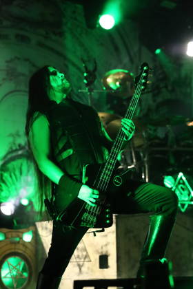 Victor Brandt von der Band Dimmu Borgir bei einem Konzert in der Columbiahalle in Berlin, 23. Oktober 2026. Behemoth & Dimmu Borgir Konzert Berlin